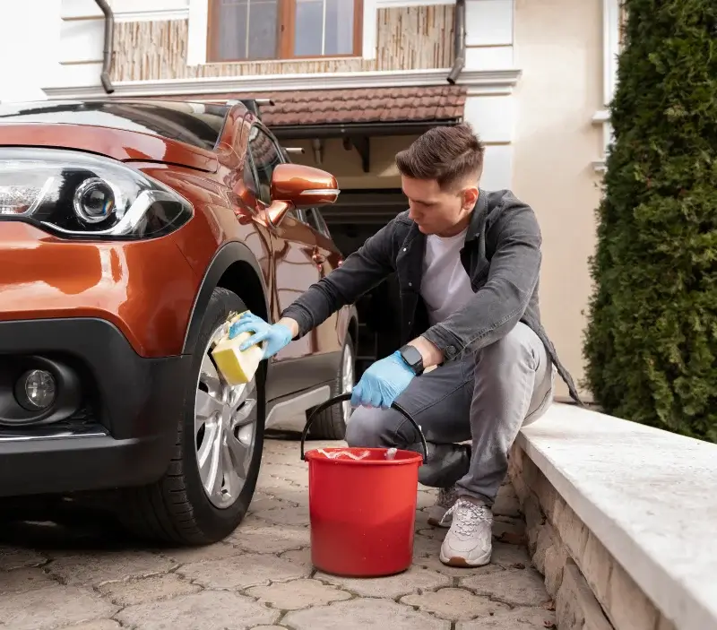 Lavage auto à domicile Saint-Avit-de-Tardes : professionnel intervenant sur un véhicule